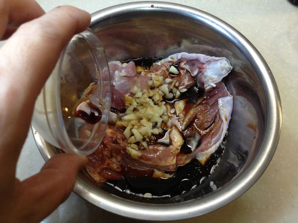 將所有材料倒入盆中與去骨雞腿充分混合均勻,放冰箱冷藏醃漬過夜