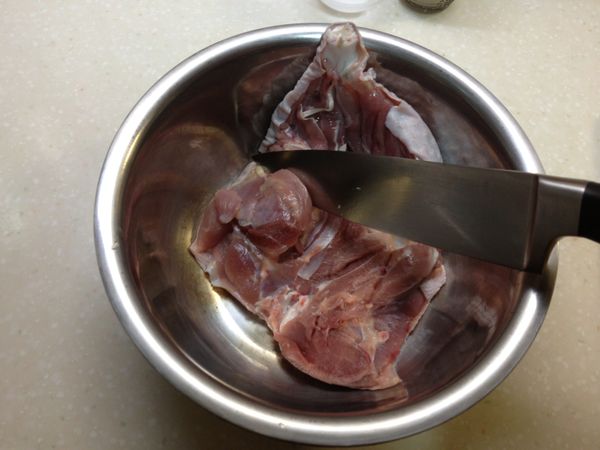 需用刀將雞腿排肉輕輕劃幾刀, 方便入味