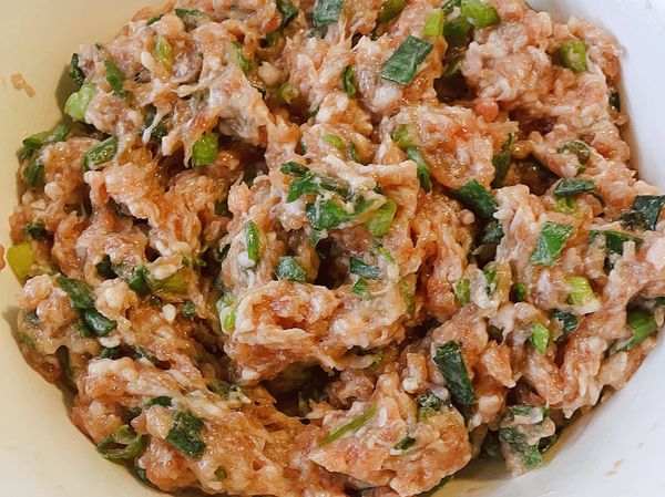 我喜歡蔥花很多，所以我要一把蔥花全用了，其他醬料跟水放進來拌一拌就可以啦