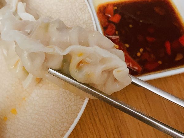 絞肉可以再肥一點才會有湯汁，或是什麼其他撇步歡迎分享，但我的餃子滿扎實，口口都是滿滿的肉。真的很爽，有汁會更好。
記住不要煮太爛，市售水餃皮很好吃欸。直接第一次這種感覺。很棒
試試看唄各位 我愛蔥花