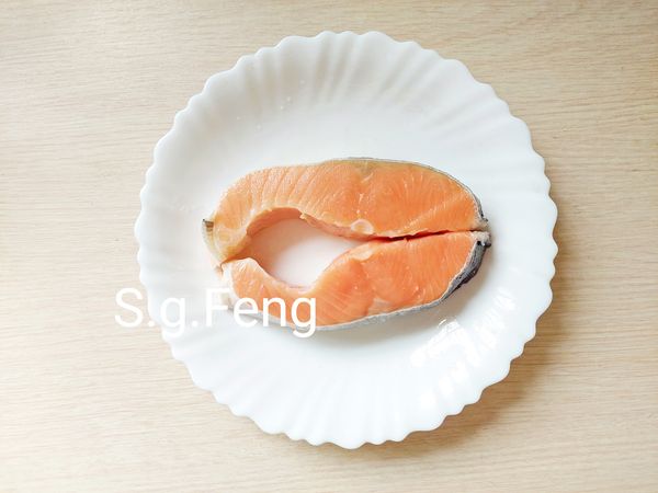 2.鮭魚加入所有[醃料]抹勻，醃漬30分鐘(期間翻面一次)。