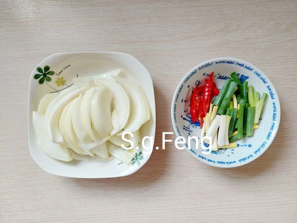 3.青蔥切段；洋蔥切粗絲；辣椒切斜刀片。