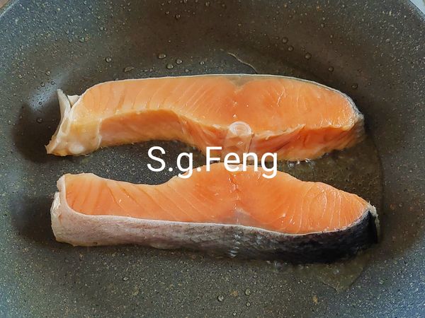 4.起鍋開中小火，放入1大匙的食用油，油熱後放入鮭魚。(下鍋前用紙巾吸乾表面的水份，避免油爆)