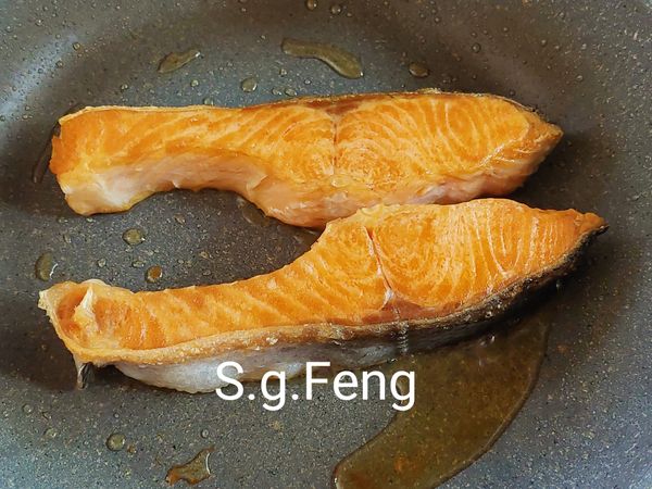 5.待底面煎至金黃時再予以翻面，將兩面煎至金黃色。