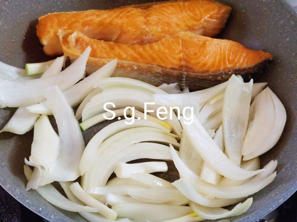 6.放入洋蔥與蔥白拌炒出蔥香。