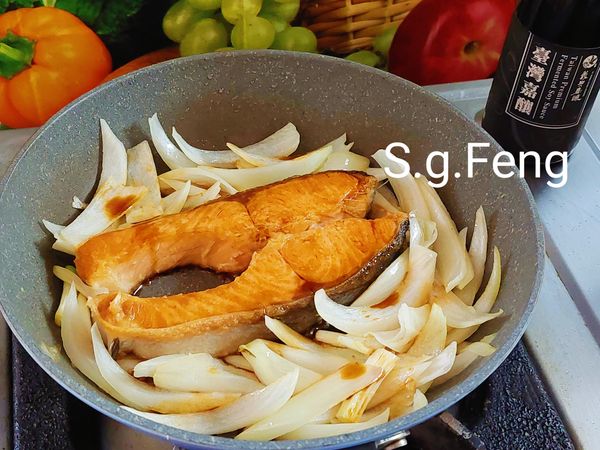 7.再加入所有的[醬料]醬油與米酒及水拌勻。