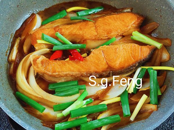 8.小火燒煮3-4分鐘(中間可將鮭魚翻面一次)；再放入蔥綠與辣椒，稍拌一下蔥綠轉綠即可關火。