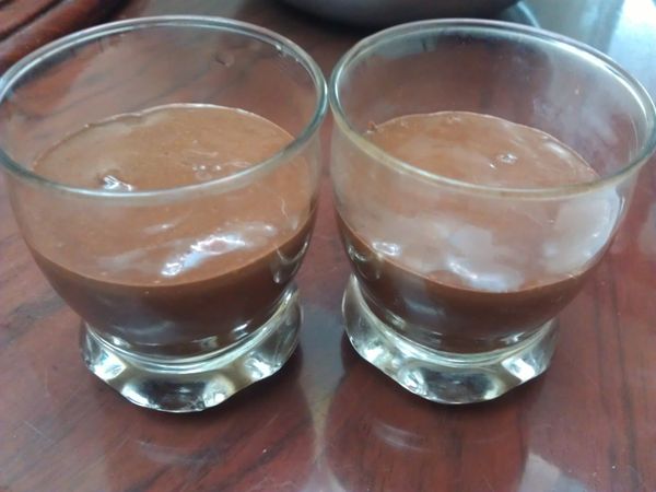 入模(半滿就可以)，以750w微波2分鐘，出爐後用刀子沿杯邊刮一圈即可輕鬆倒出蛋糕，食用時可以撒上糖粉或淋上優格醬做為搭配。