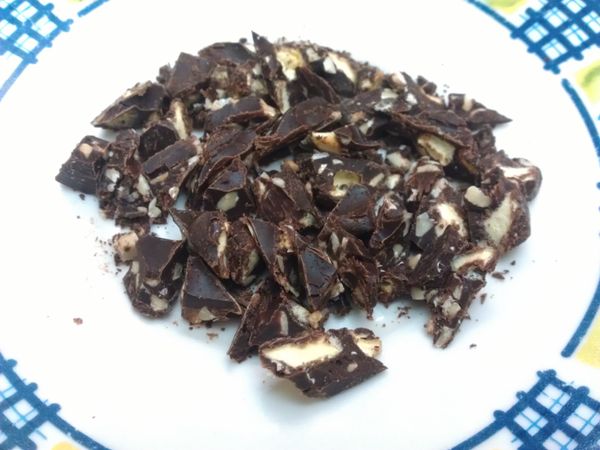 低筋麵粉與可可粉混合過篩，巧克力切成小塊(我手邊的巧克力是含有榛果內餡的)。