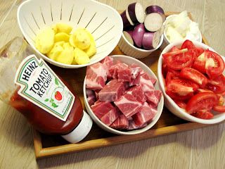 蕃茄洗淨茄塊（這次我沒有去皮）,洋葱切塊(放入水中泡一陣可以减少切時"拿"眼）,薯仔去皮切塊