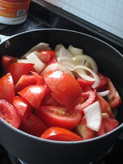 加入蕃茄，薯仔一齊炒香,