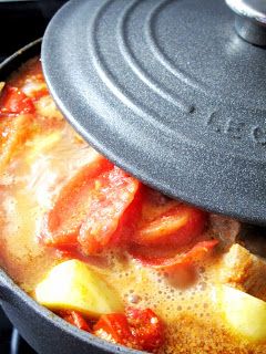 倒入雞湯及調味料大火煮至滾,調到小火炆1小時就食得