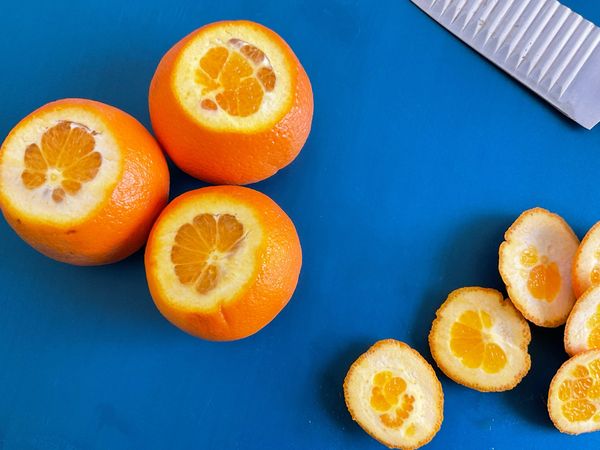 對切以後去籽，然後切成薄片。