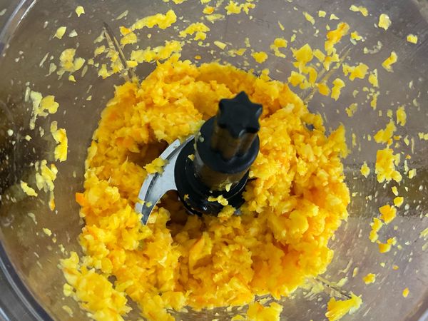 打好的柳丁倒在鍋中，加入糖和水，煮開後小火煮20分鐘。記得這時要拿一個小碟子，放進冰箱的冷凍櫃，待會要用。