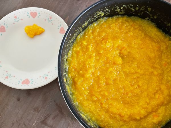 把盤子立起來，如果果醬不會往下滑，就表示煮好了。如果會滑，那果醬中的水份還太多，就繼續煮一下，再測驗一次。