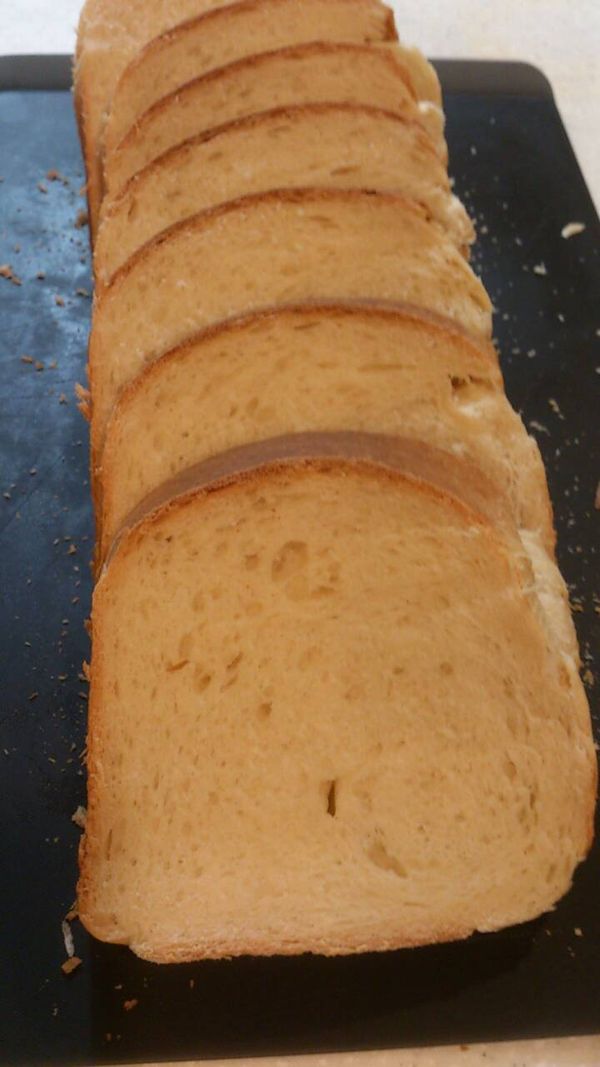 自製天然酵母土司經過烤箱烤5分鐘後取出