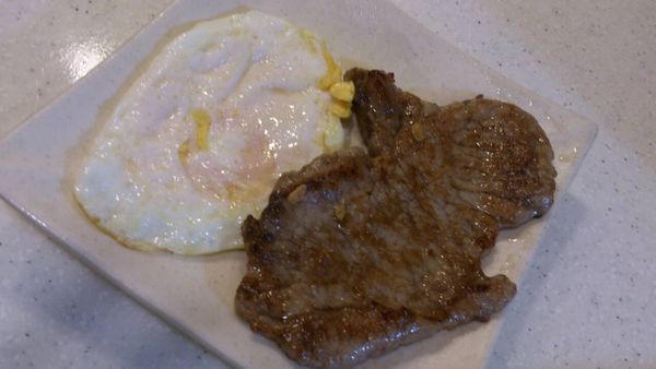 將醃製後的里肌肉煎熟，與煎顆荷包蛋