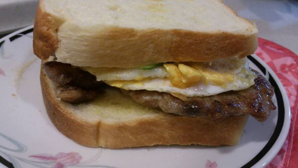 土司取出可抹上奶油，將煎好的里肌肉、荷包蛋、切片小黃瓜一起夾入二片土司中，即完成上桌