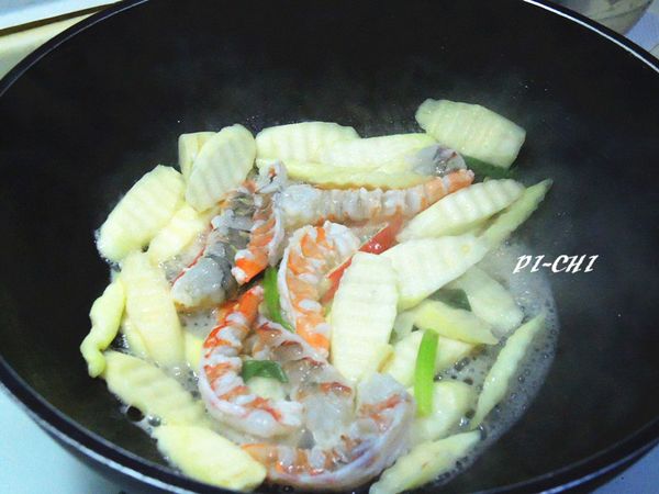 接著加入草蝦和辣椒，放半杯水悶煮1分鐘，起鍋前加鹽拌炒一下就可以了