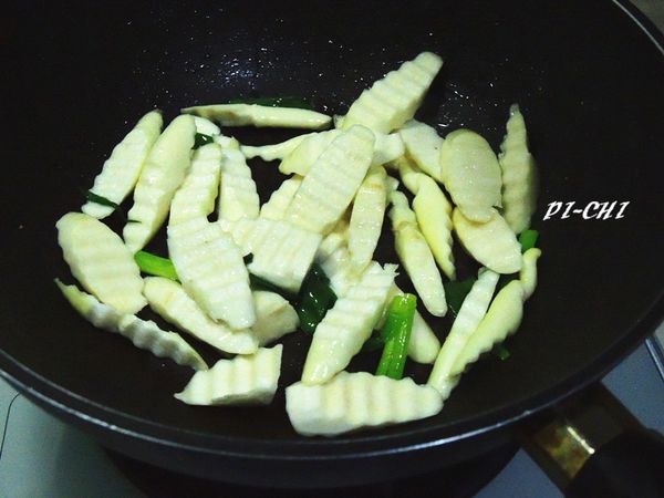 熱鍋加油，加蔥爆香，放進筊白筍拌炒
