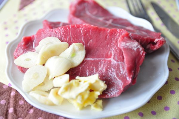 備料:先切蒜片、無鹽奶油、牛肩里肌排灑上玫瑰鹽及原味椒鹽
