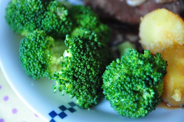 排餐配料:將綠花椰菜備滾水加入1小匙鹽巴川燙撈起備用