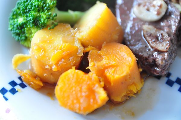 排餐配料:蜜地瓜，將4顆小地瓜削皮後，加上少許的水並灑上2大匙黑糖放入電鍋燉煮至電源跳起即可