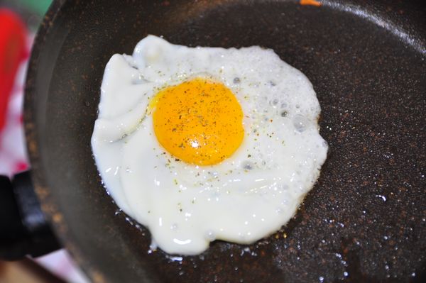 最後再煎上一顆美美的荷包蛋，灑上玫瑰鹽和義大利香料
