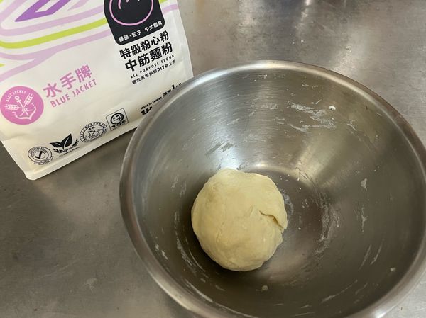先做白色麵團，將水手牌特級粉心粉與其他材料放入鋼盆，混和均勻，手揉到無粉光滑狀態。