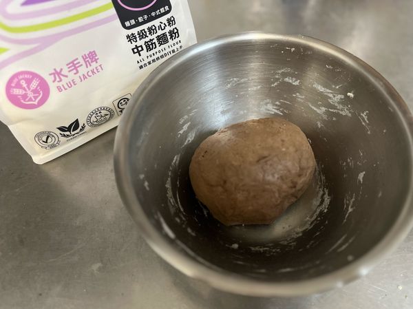 將巧克力麵團的材料放入鋼盆，一樣混和均勻，手揉到無粉光滑狀態。