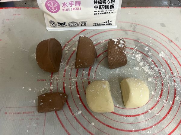 將巧克力麵團，分為60g、100g、100g，40g
白色麵團切半。