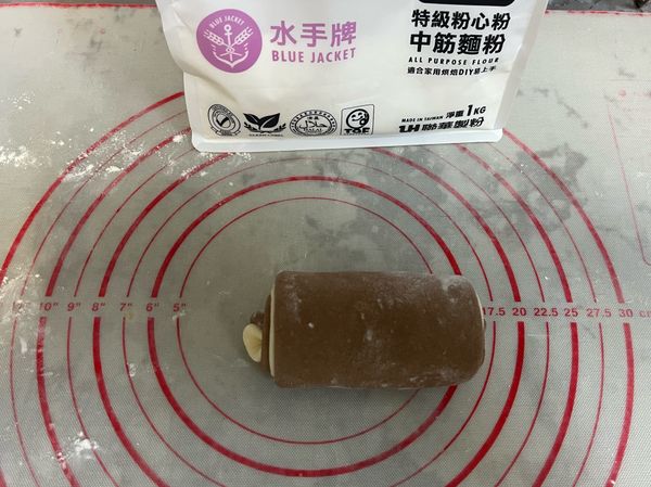 將兩個重疊後捲起來，對切成一半