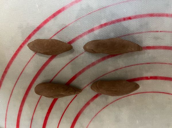 取剩下巧克力麵團，捏出松鼠手與腳