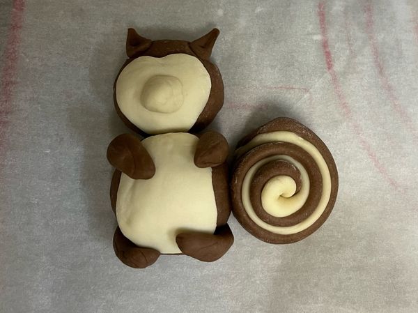 組合松鼠的手與腳，用剩下麵團做出耳朵、鼻子