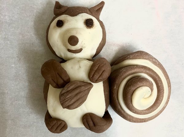 加上眼睛、嘴巴。中間再來一個杏仁造型堅果。用刀刻出手指紋路。