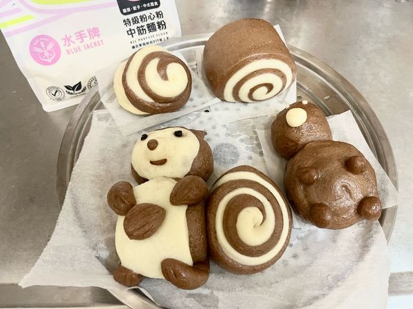 電鍋加入一杯水，按下開關後蒸10分鐘。
鍋蓋要開一小縫，避免蒸氣壓力過大。
圖中小朋友把麵團當黏土，做了一隻卡皮巴拉~