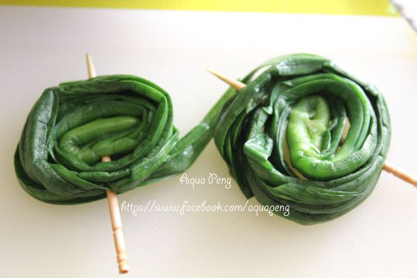 取兩至三根,捲起成串，並用牙籤（竹籤）固定。