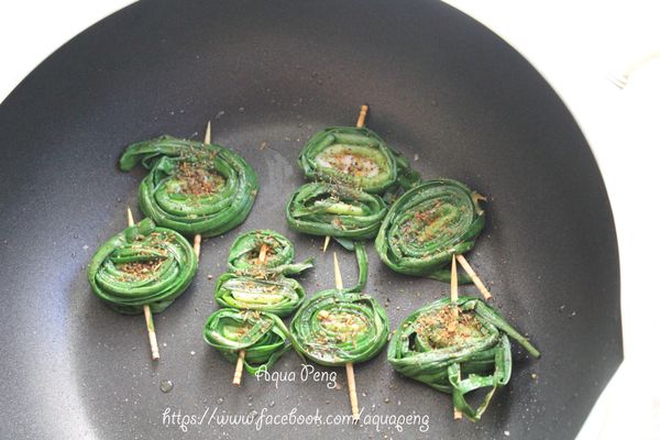 平底鍋：表皮抹上層油，雙面各煎約1~2分鐘,最後撒些鹽，胡椒，孜然粉，辣椒粉即可。