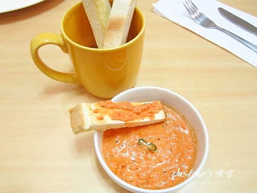 Justine將鍋底香草油留下加入醬中，小火攪拌收汁，迷迭香的風味也
因此會被帶進醬中。
風味蘿蔔泥醬中僅4克少量的薑，只略帶辛香刺激，拿來沾抹麵包一樣好吃喔！