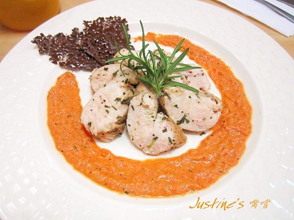 將已靜置一會的雞胸肉厚切排盤、搭上醬與烤黑糖片→完成！