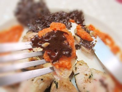 吃法：刀或叉敲碎烤黑糖片！將烤黑糖碎片搭雞肉、沾醬一塊吃！