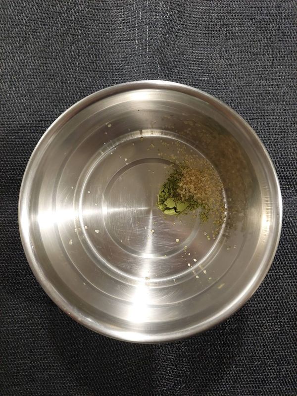 碗中加入抹茶粉6g、砂糖6g【抹茶粉每1茶匙是3g；砂糖每茶匙6g】