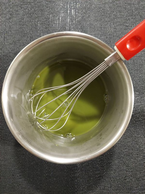 加入溫熱水50g，用茶筅攪打均勻【水溫不能高於85℃】