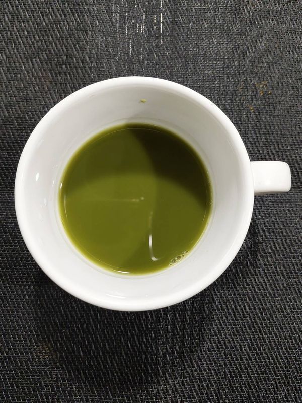 抹茶倒入茶杯中【茶杯可以先用熱水燙過】
