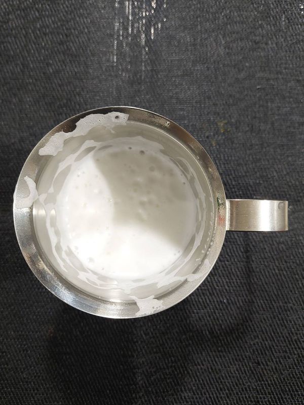 無乳糖鮮乳加熱至微滾，用奶泡壺打至細膩