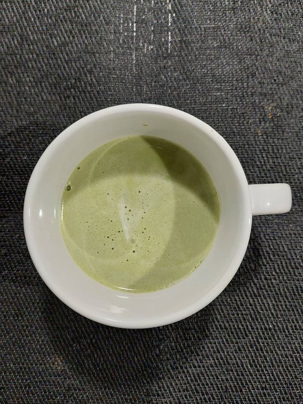 奶泡緩緩倒入茶杯中