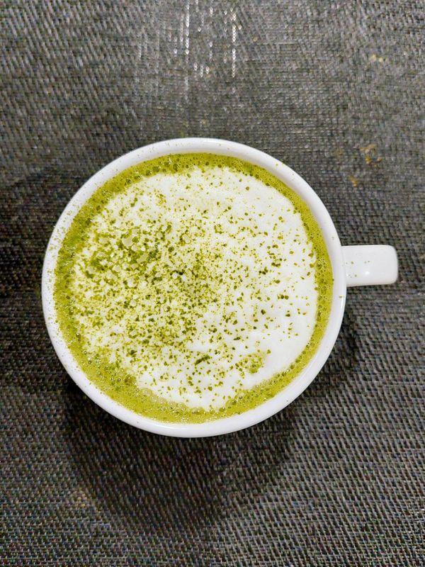 最後透過網篩，撒上抹茶粉點綴