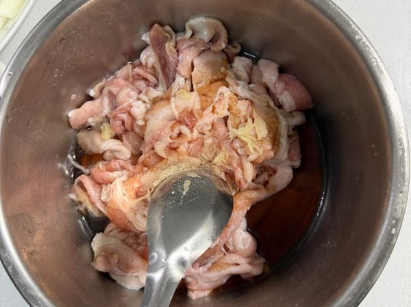 肉先加入醃料至少放15分鐘