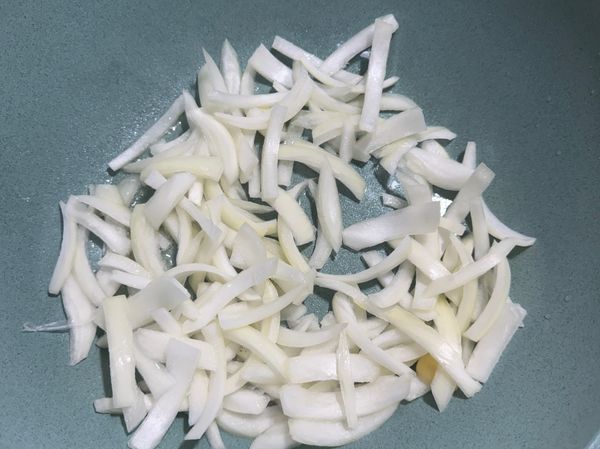 熱鍋熱油
先下洋蔥炒香