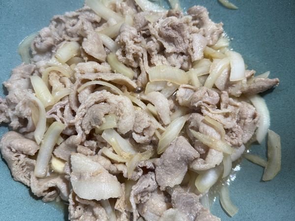 翻炒一下後
由外圈加入一大匙醬油調色及鹹度